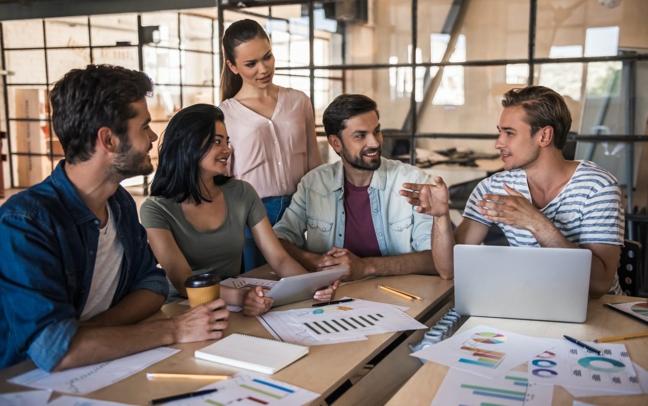 Agencia de Marketing Digital | Acqua Digital Arts 5 young business team working